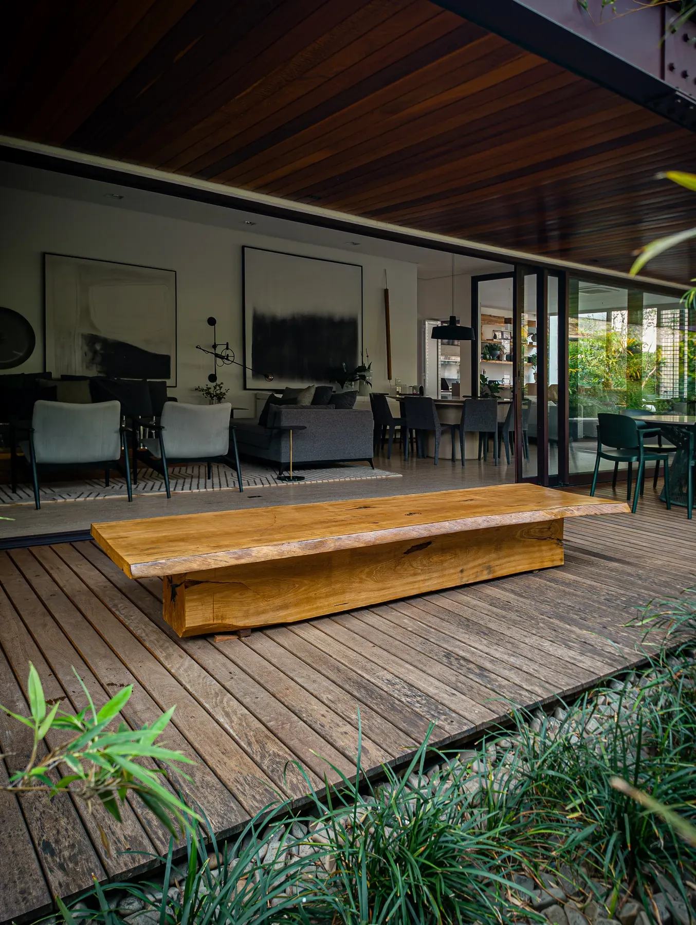 Mesa baixa de madeira sobre deck, numa varanda